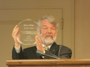 Local 125 (Norfolk, VA) President John Lindberg unveils a plaque honoring outgoing ICSOM Chair Bruce Ridge Photo credit: Dan Sweeley